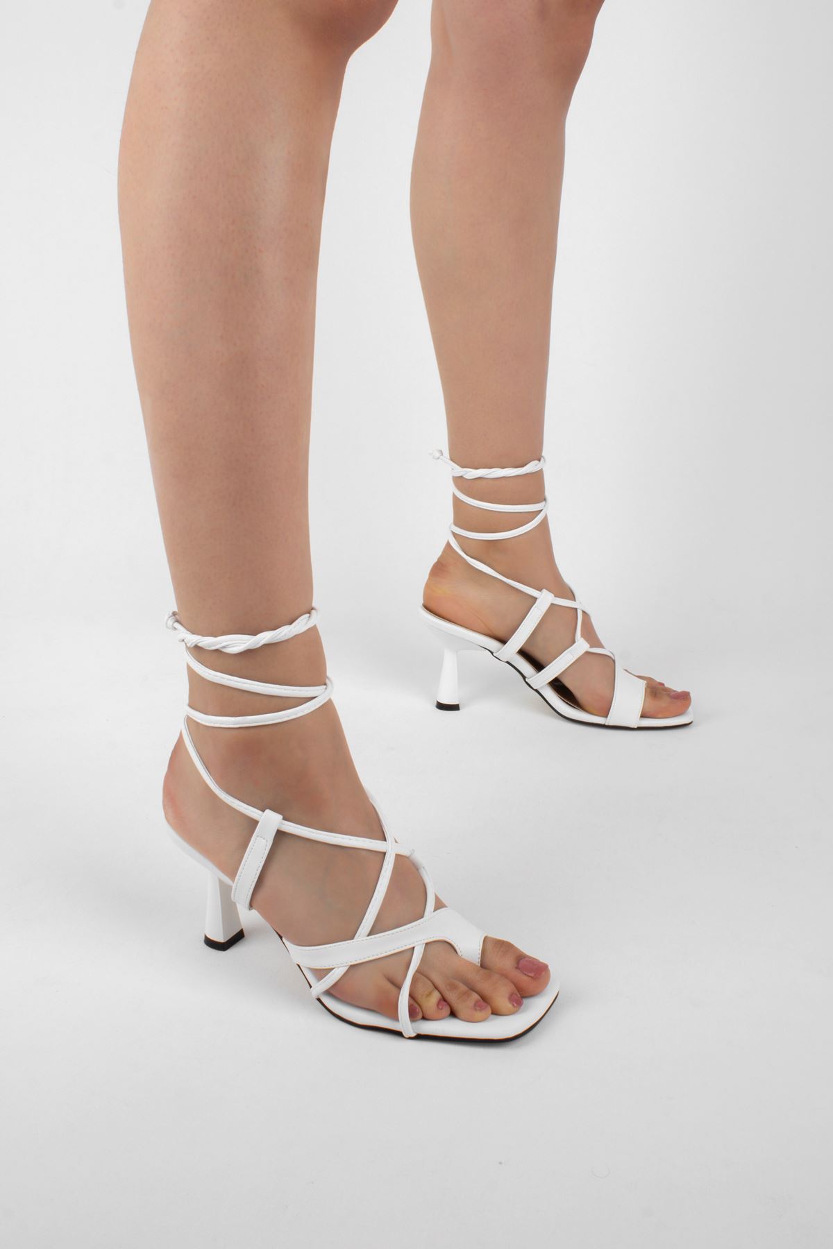 Olive Kadın Topuklu Ayakkabı Parmak Geçme Detaylı-beyaz