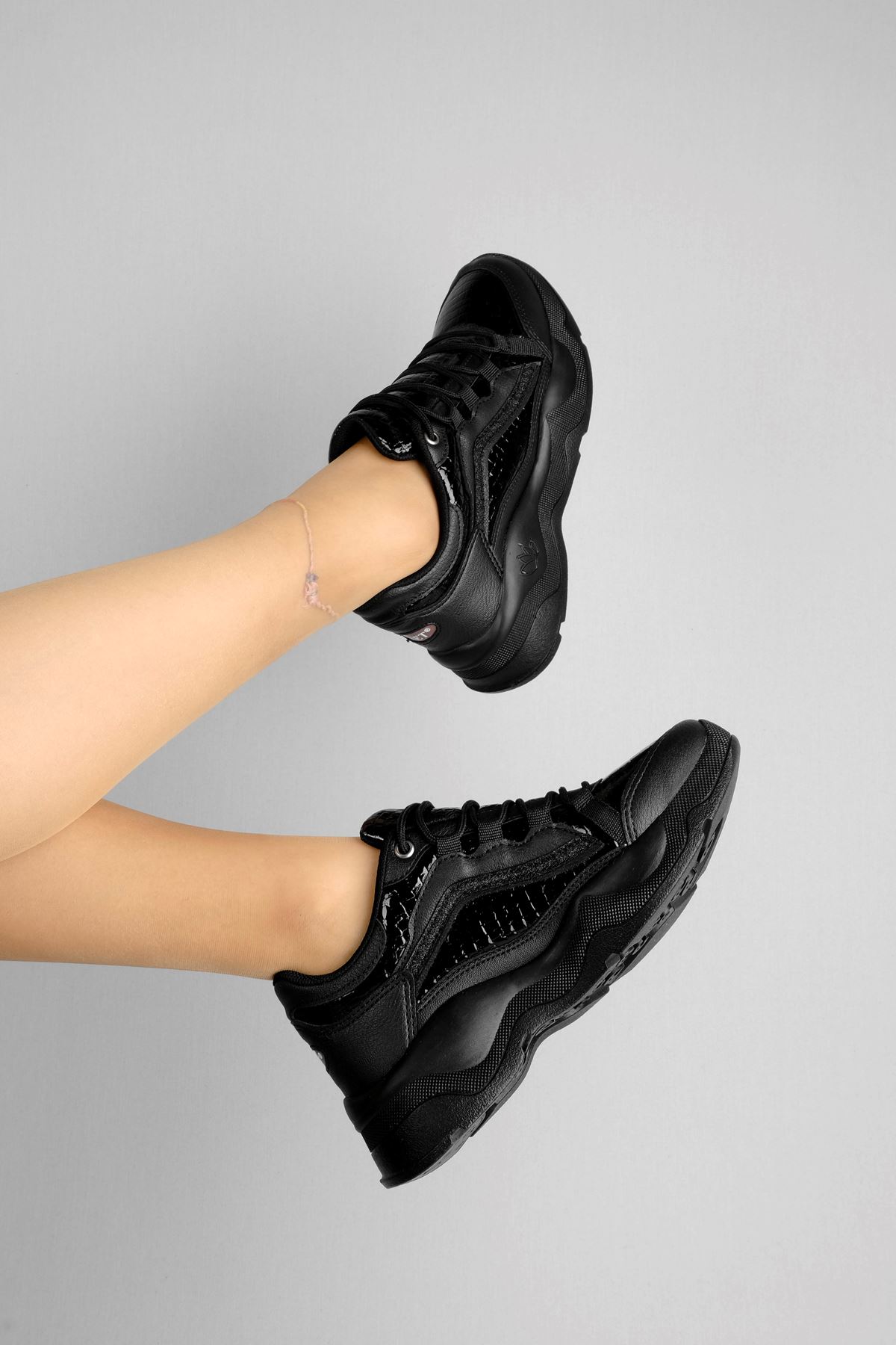 Flower Kadın Spor Ayakkabı Rugan Detaylı-siyah
