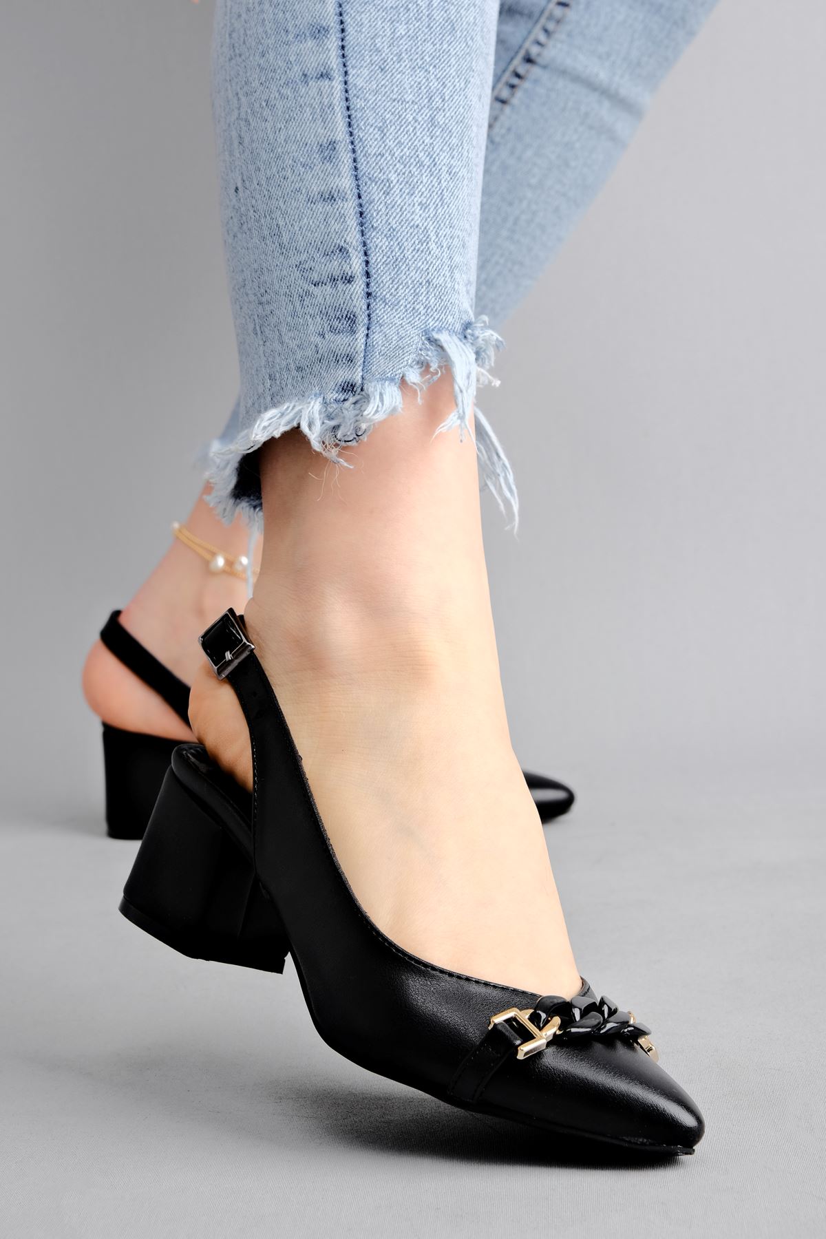 Orian Kadın Zincir Detaylı Sivri Burun Topuklu Ayakkabı-siyah