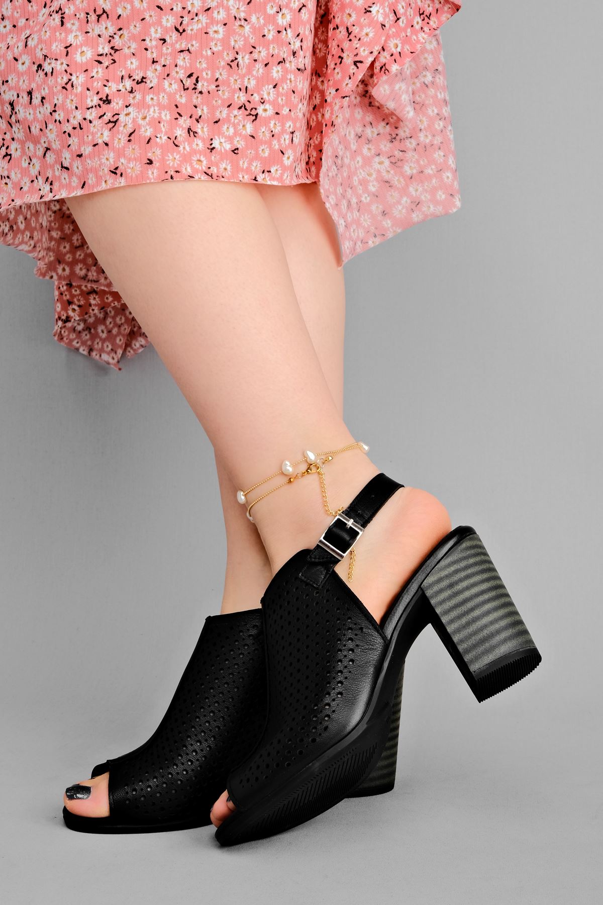 Vesta Kadın Hakiki Deri Topuklu Ayakkabı Üstü Delikli-siyah