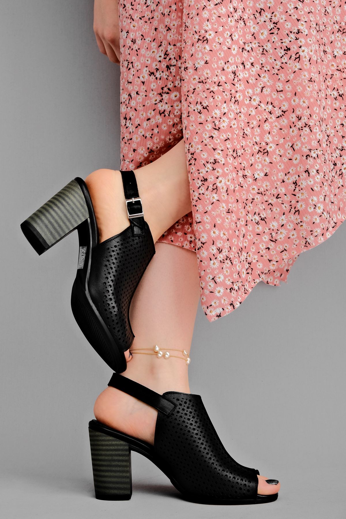 Vesta Kadın Hakiki Deri Topuklu Ayakkabı Üstü Delikli-siyah