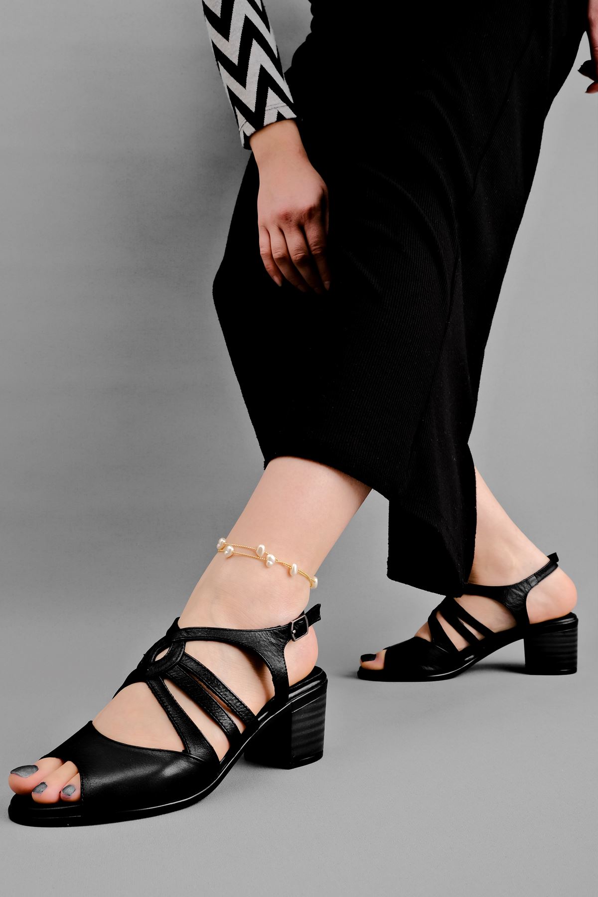Latina Kadın Hakiki Deri Topuklu Ayakkabı Kemerli-siyah
