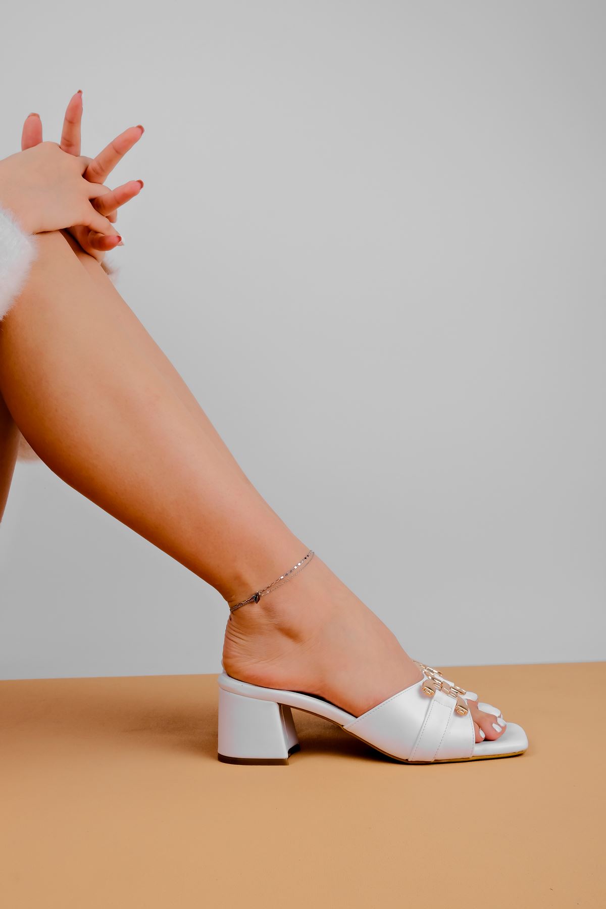 Hope Kadın Metal Detaylı Topuklu Terlik-beyaz