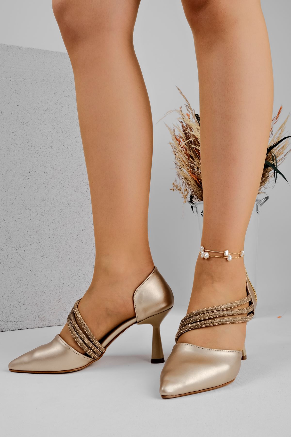 Tara Kadın Topuklu Ayakkabı Çapraz Taş Geçişli-Gold