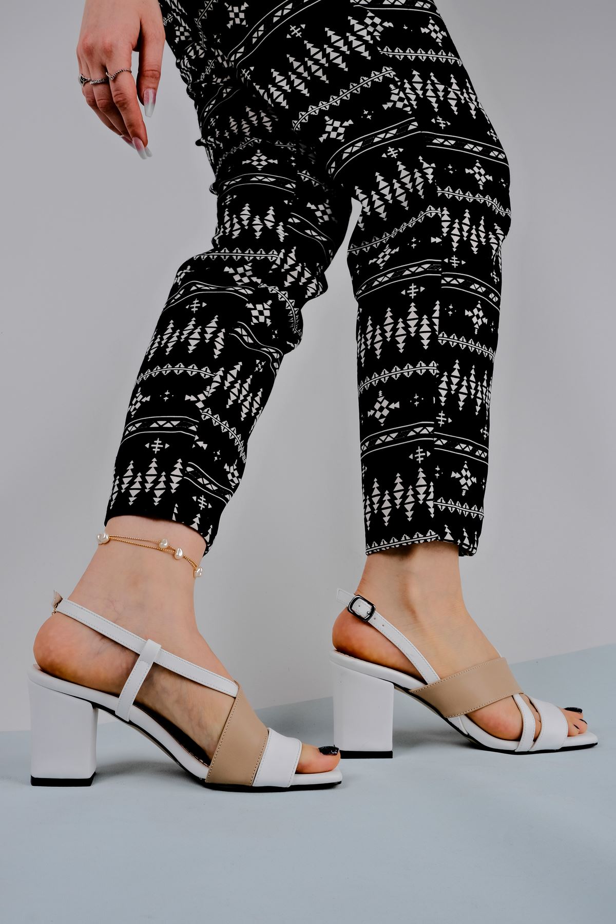 Kadın Topuklu Ayakkabı Renkli Çapraz Detaylı-Krem