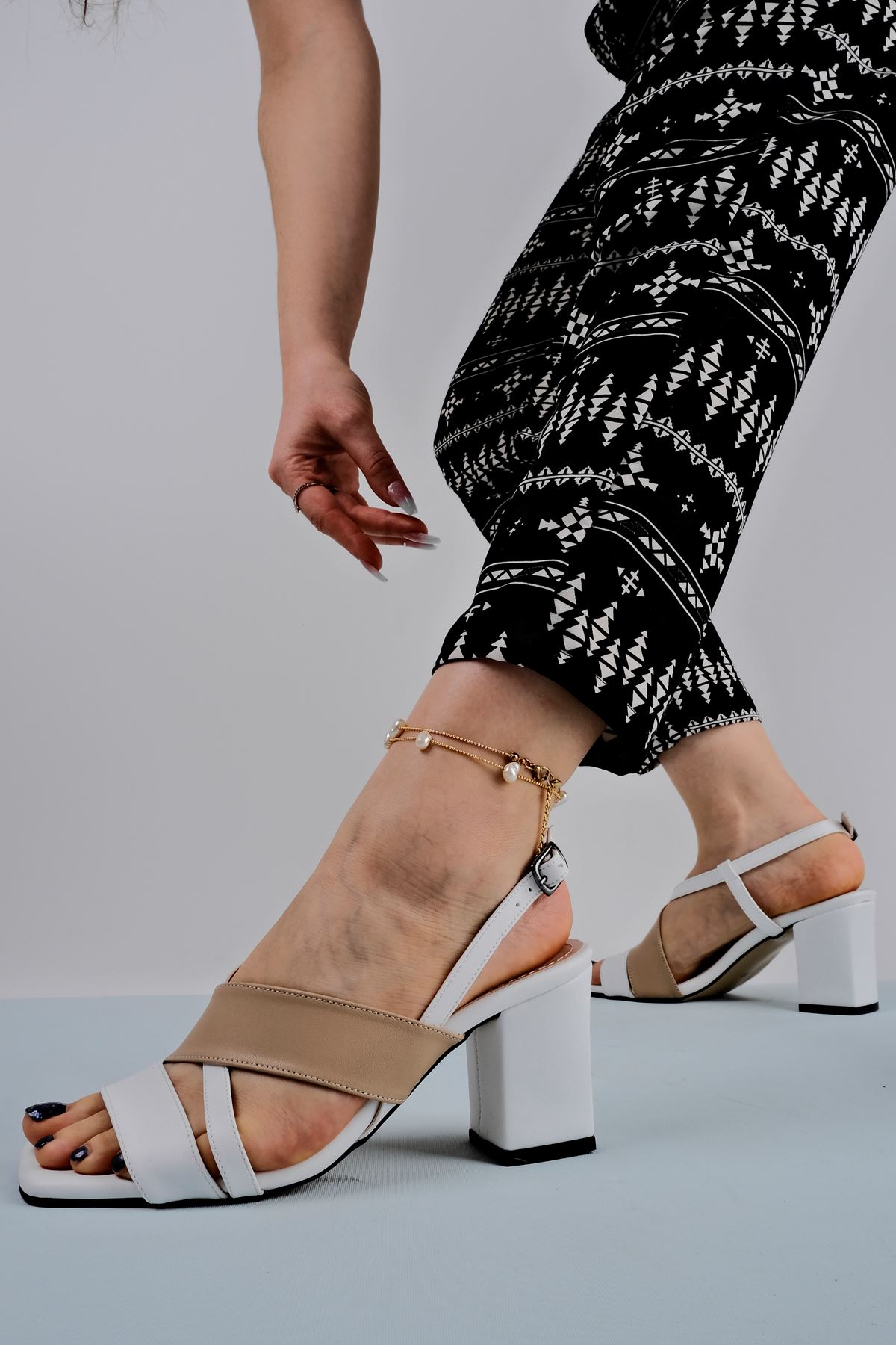 Kadın Topuklu Ayakkabı Renkli Çapraz Detaylı-Krem