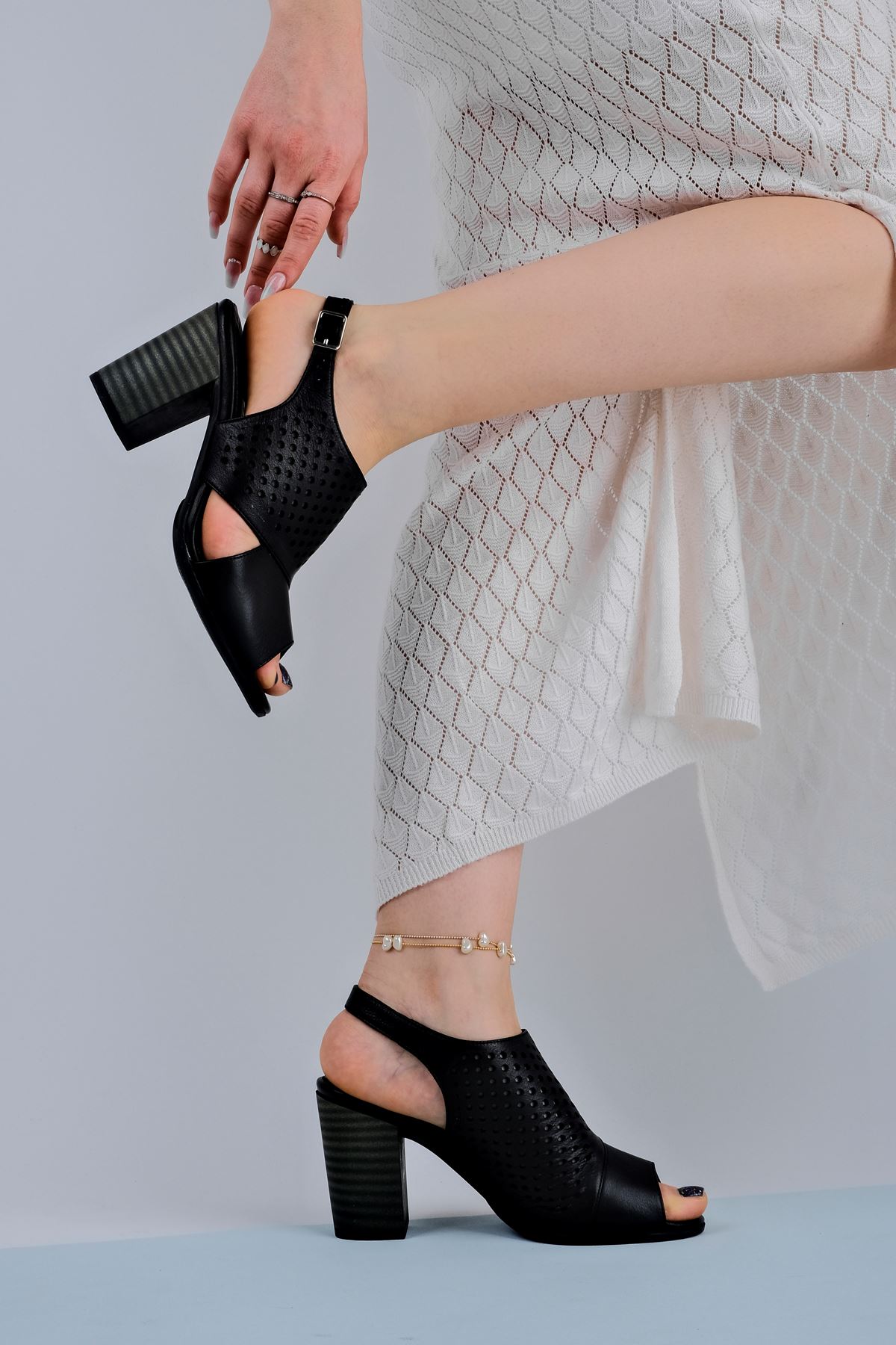 Avneda Kadın Hakiki Deri Topuklu Ayakkabı Delikli-siyah