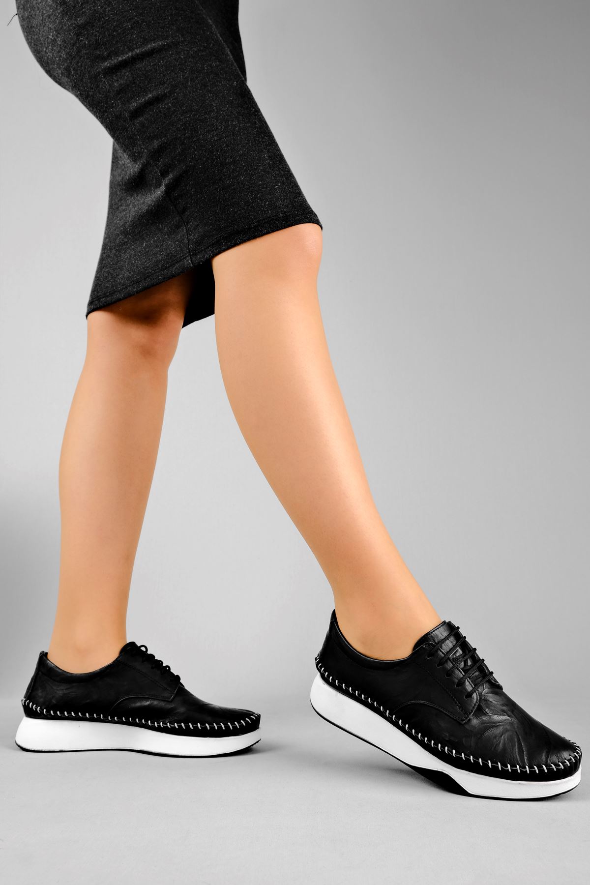 Calins Kadın Hakiki Deri Günlük Ayakkabı Bağcıklı-Siyah Beyaz