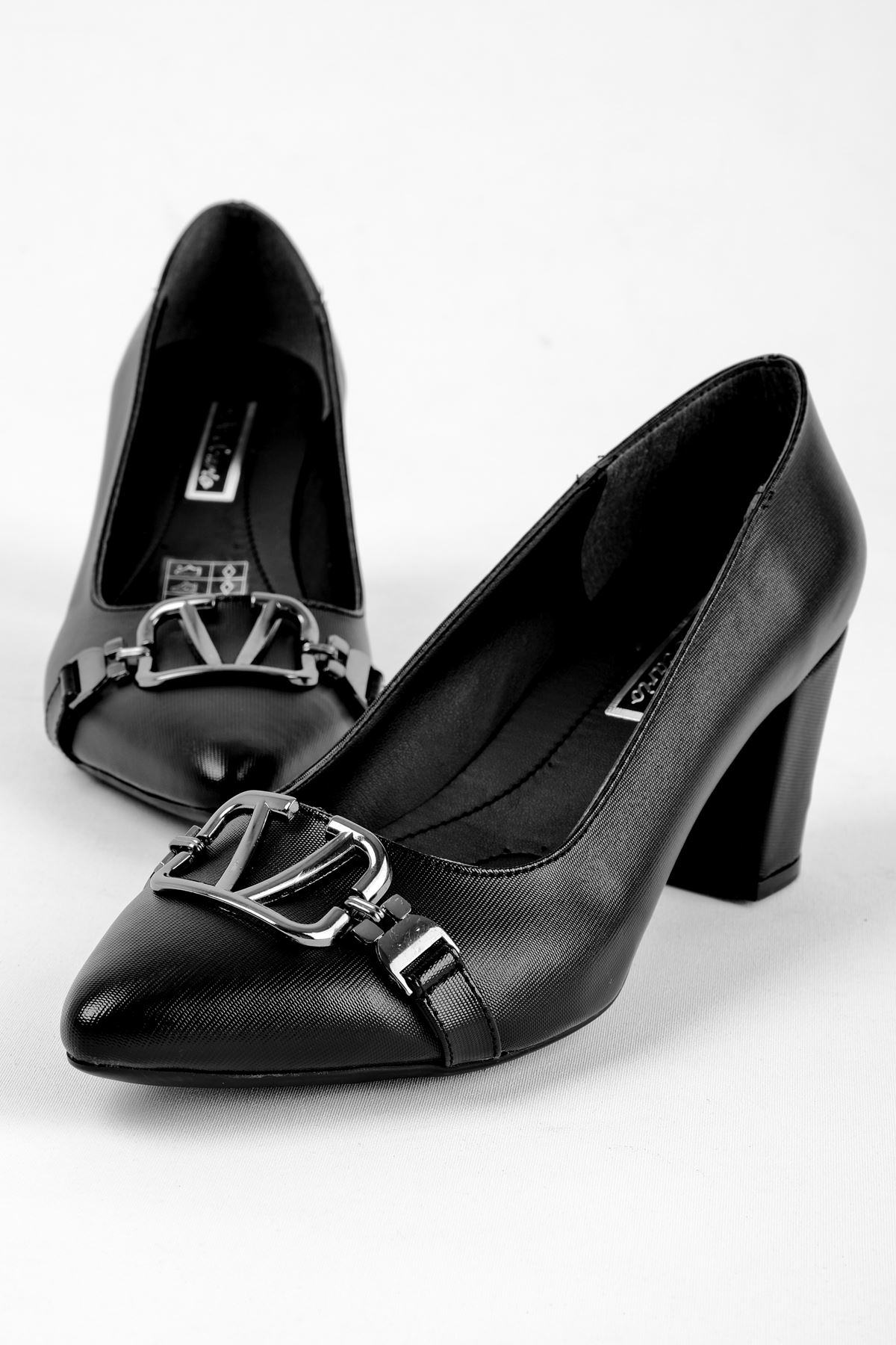 Toore Kadın Sivri Burun Topuklu Ayakkabı V detaylı-siyah