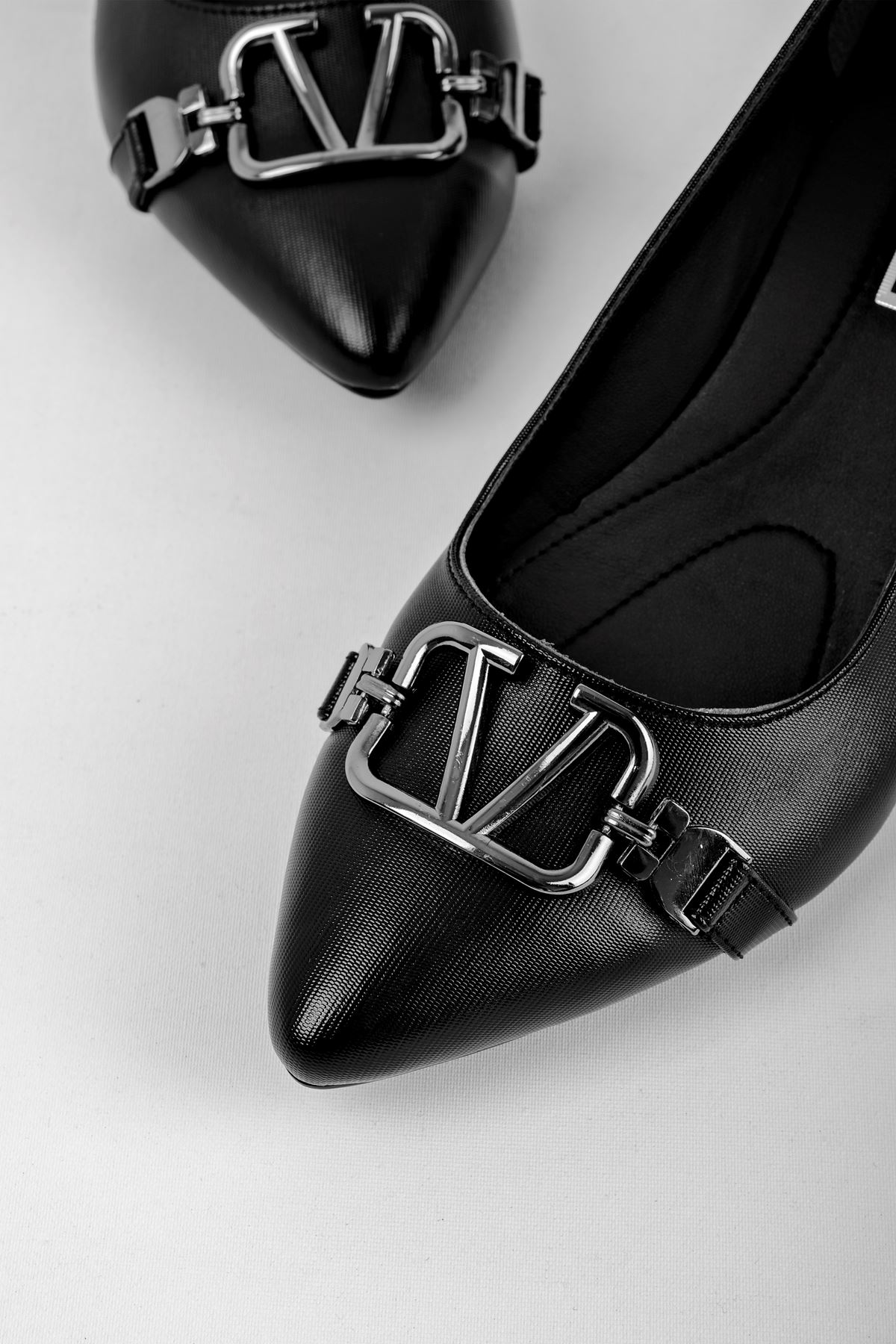 Toore Kadın Sivri Burun Topuklu Ayakkabı V detaylı-siyah