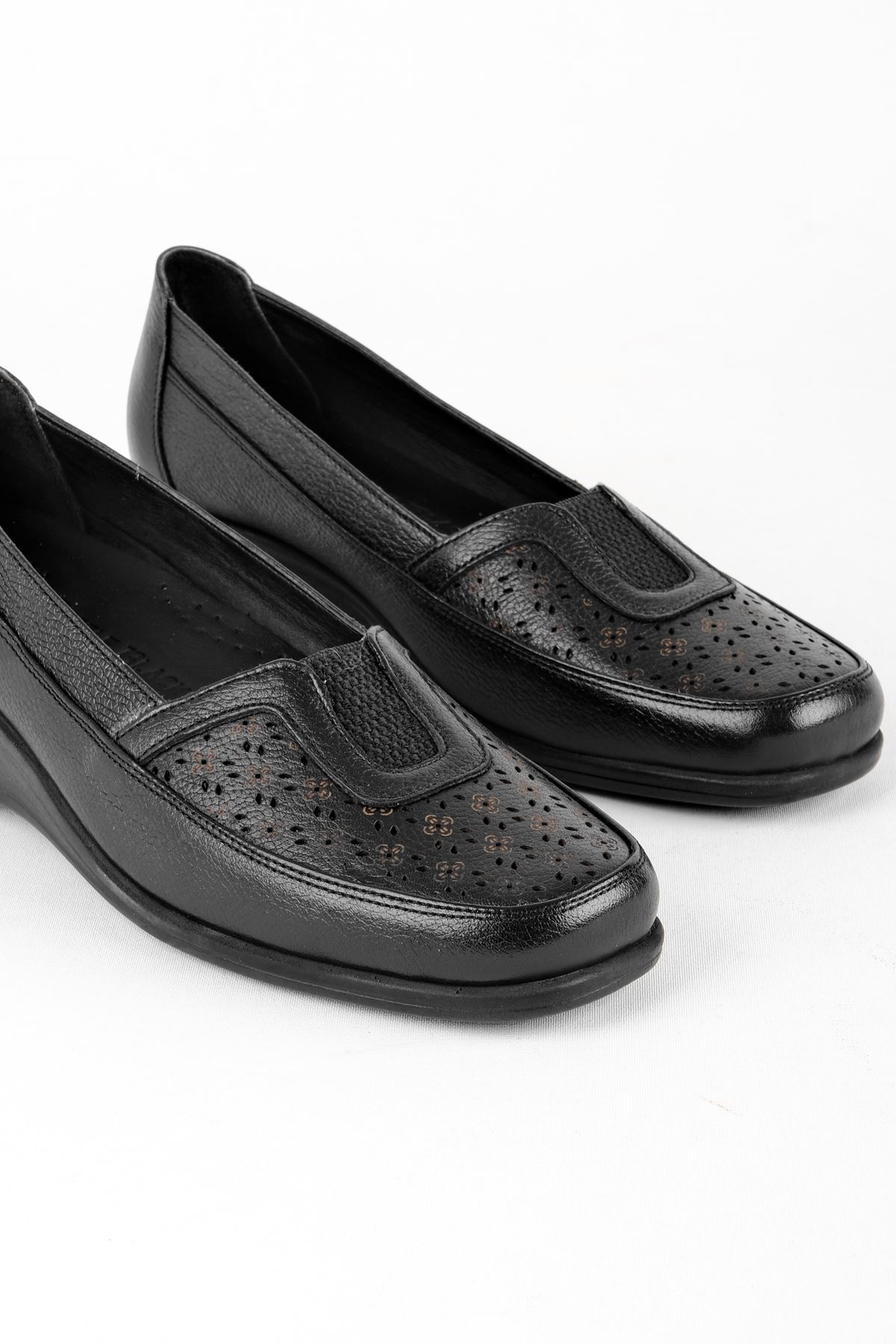 Crocuss Kadın Ayakkabı Çiçek Delikli-siyah
