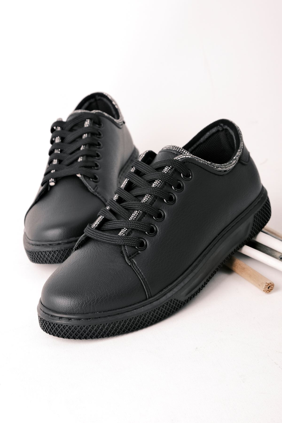 Penelope Kadın Spor Ayakkabı Taş Detaylı-siyah