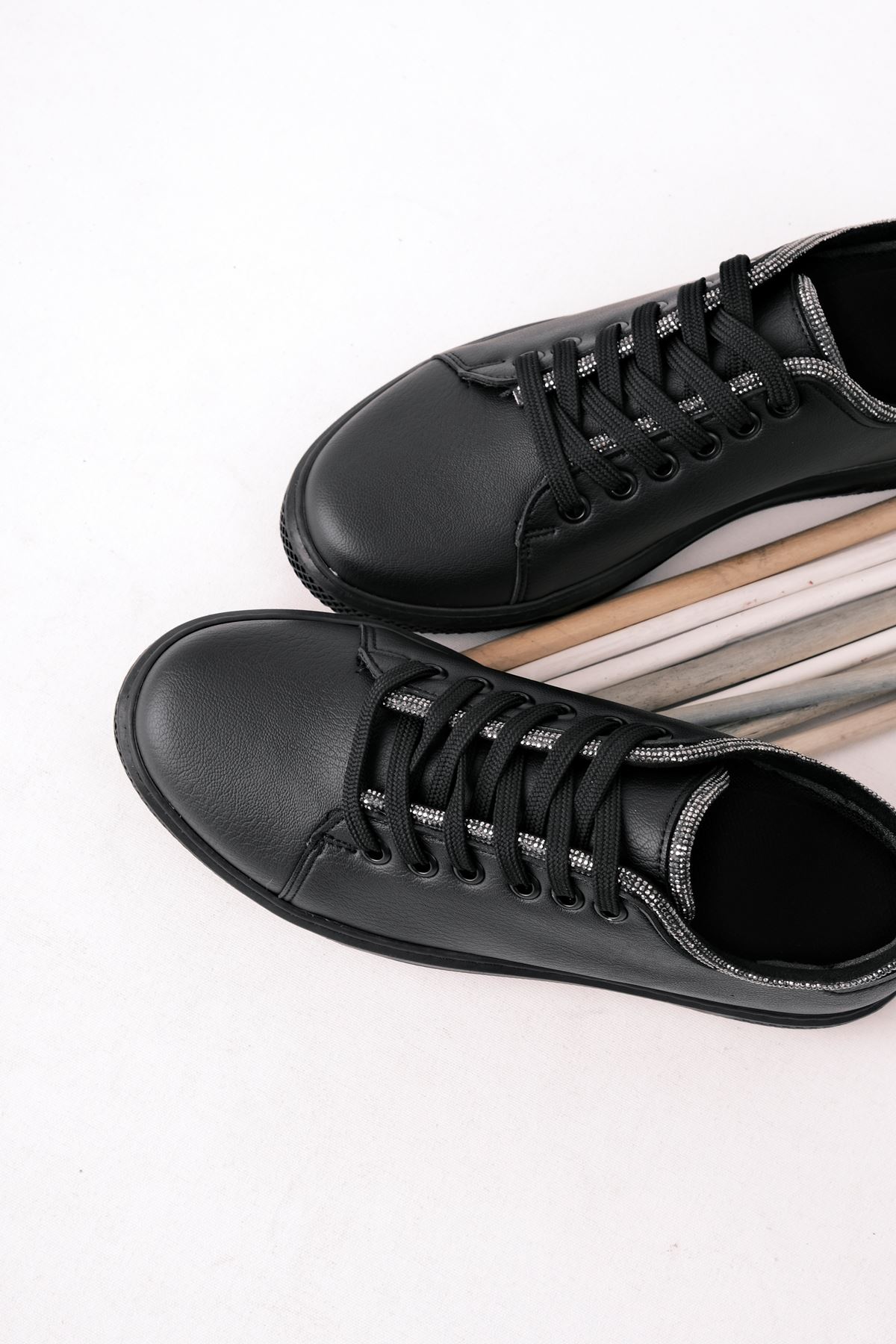 Penelope Kadın Spor Ayakkabı Taş Detaylı-siyah