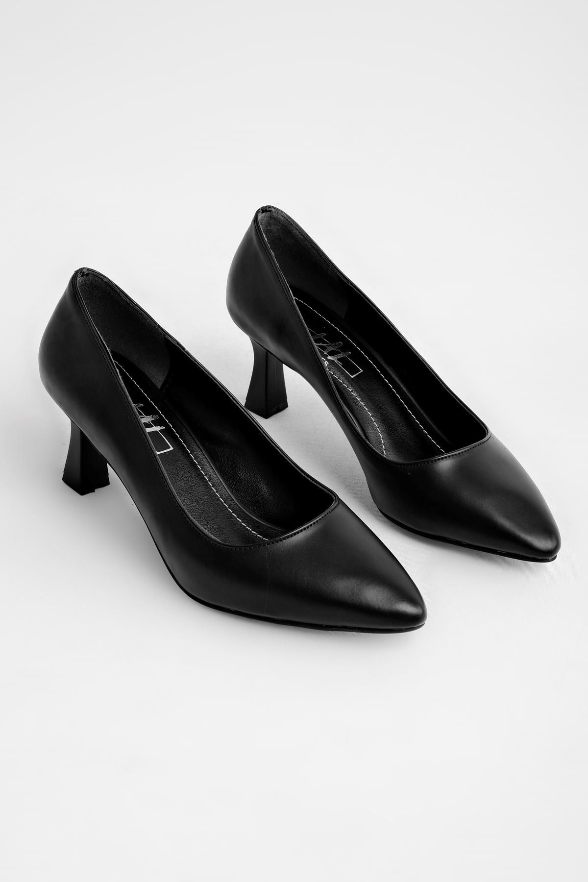 Amber Kadın Sivri Burun Topuklu Ayakkabı-siyah