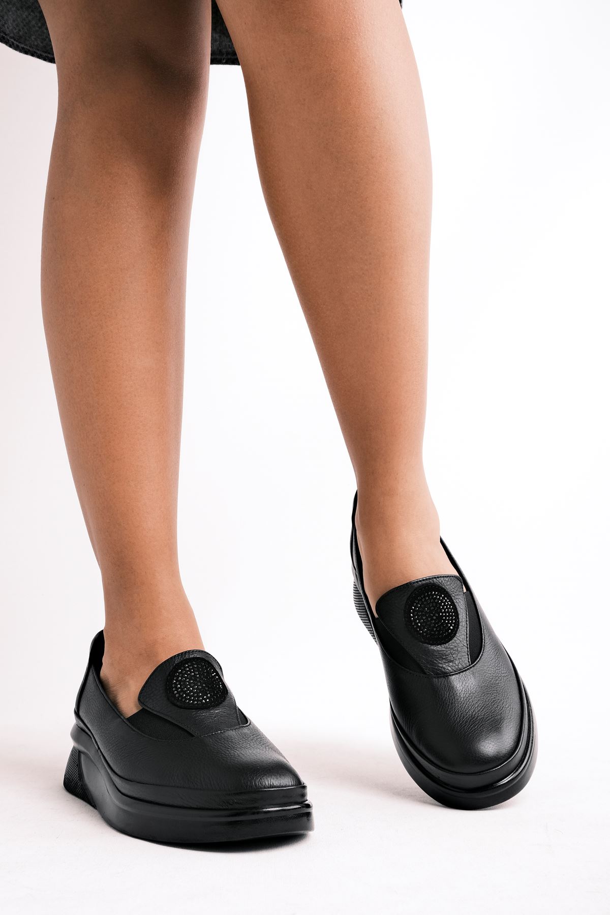 Walker Kadın Hakiki Deri Önünde Taş Detaylı Günlük Ayakkabı-siyah