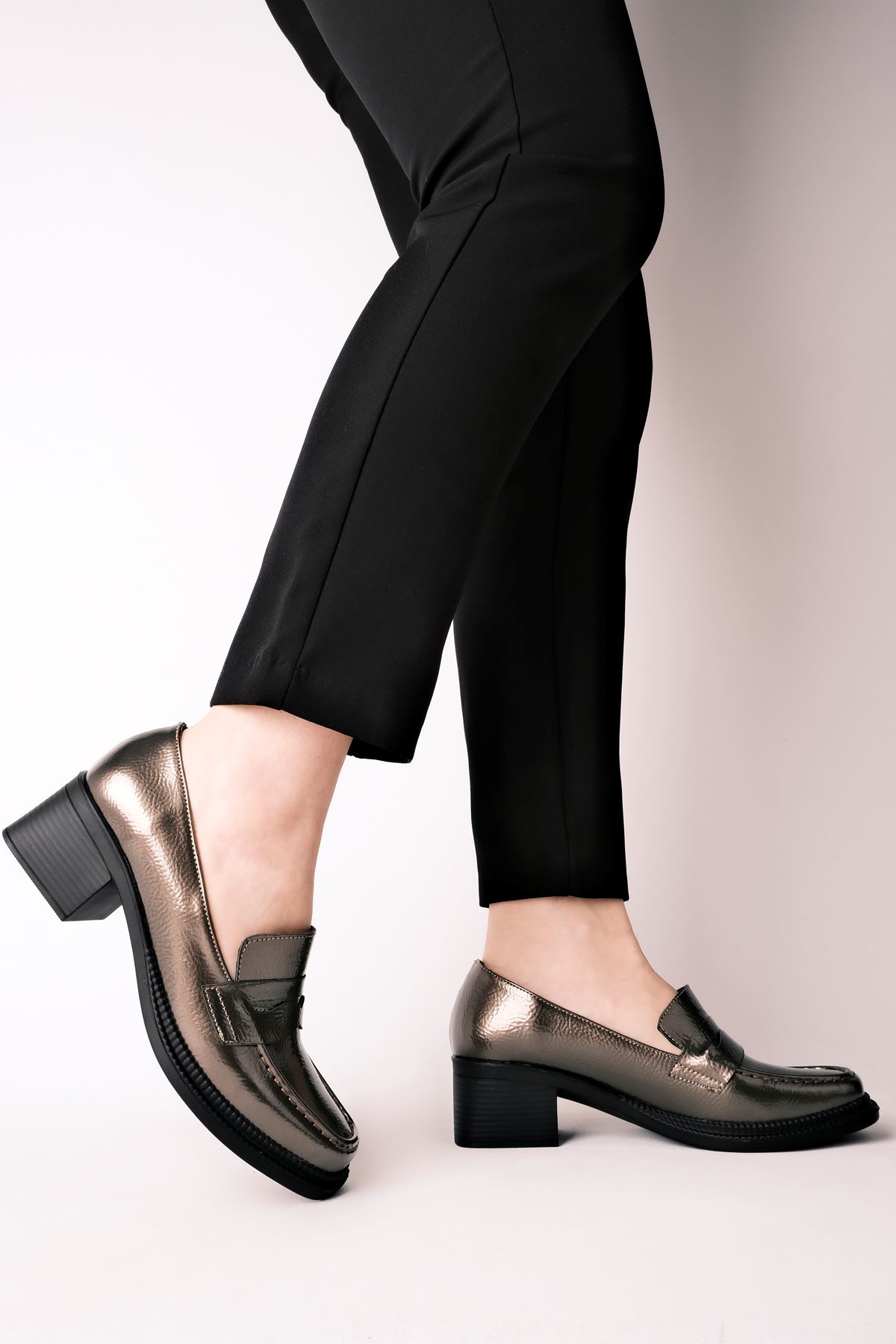 Wolkey Kadın Bant Detaylı Küt Burun Topuklu Ayakkabı-Gri